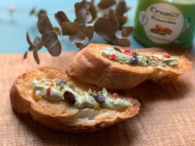 成城石井の「ピスタチオスプレッド」トーストアレンジ