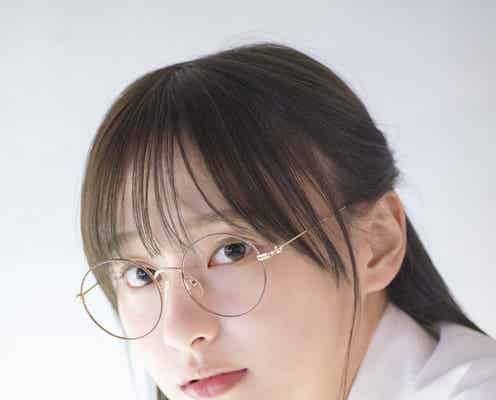 日向坂46影山優佳、眼鏡姿を披露 1st写真集「知らないことだらけ」裏表紙&秋元康の帯コメント解禁