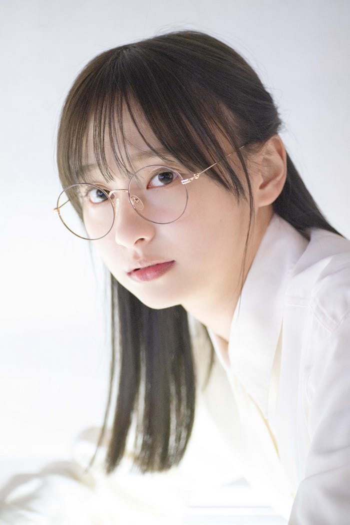影山優佳 1st写真集「知らないことだらけ」TSUTAYA版裏表紙/撮影:新津保建秀(扶桑社刊)
