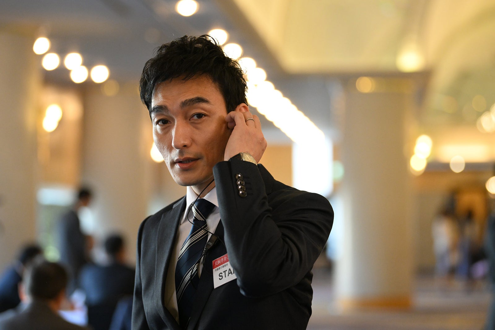 ＜罠の戦争 第1話＞議員秘書・亨（草なぎ剛）、愛する家族を傷つけられる…復讐劇開幕