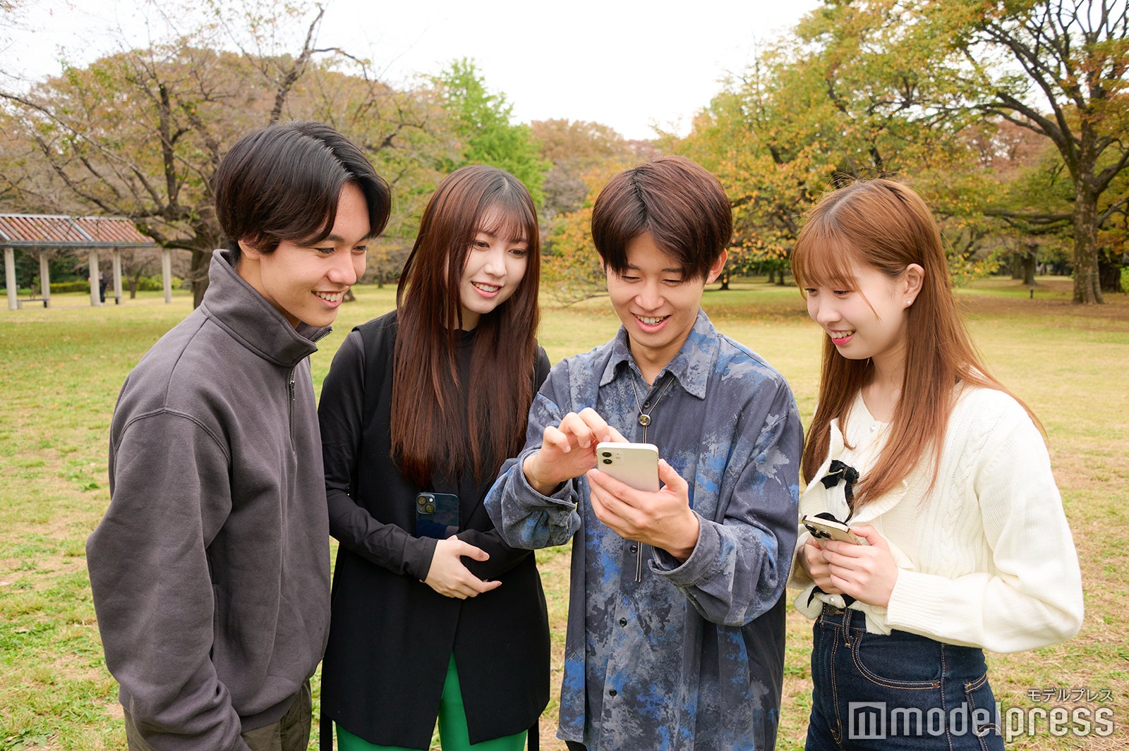 『ポケモンGO』の「チームコラボ」を楽しむ4人（C）モデルプレス