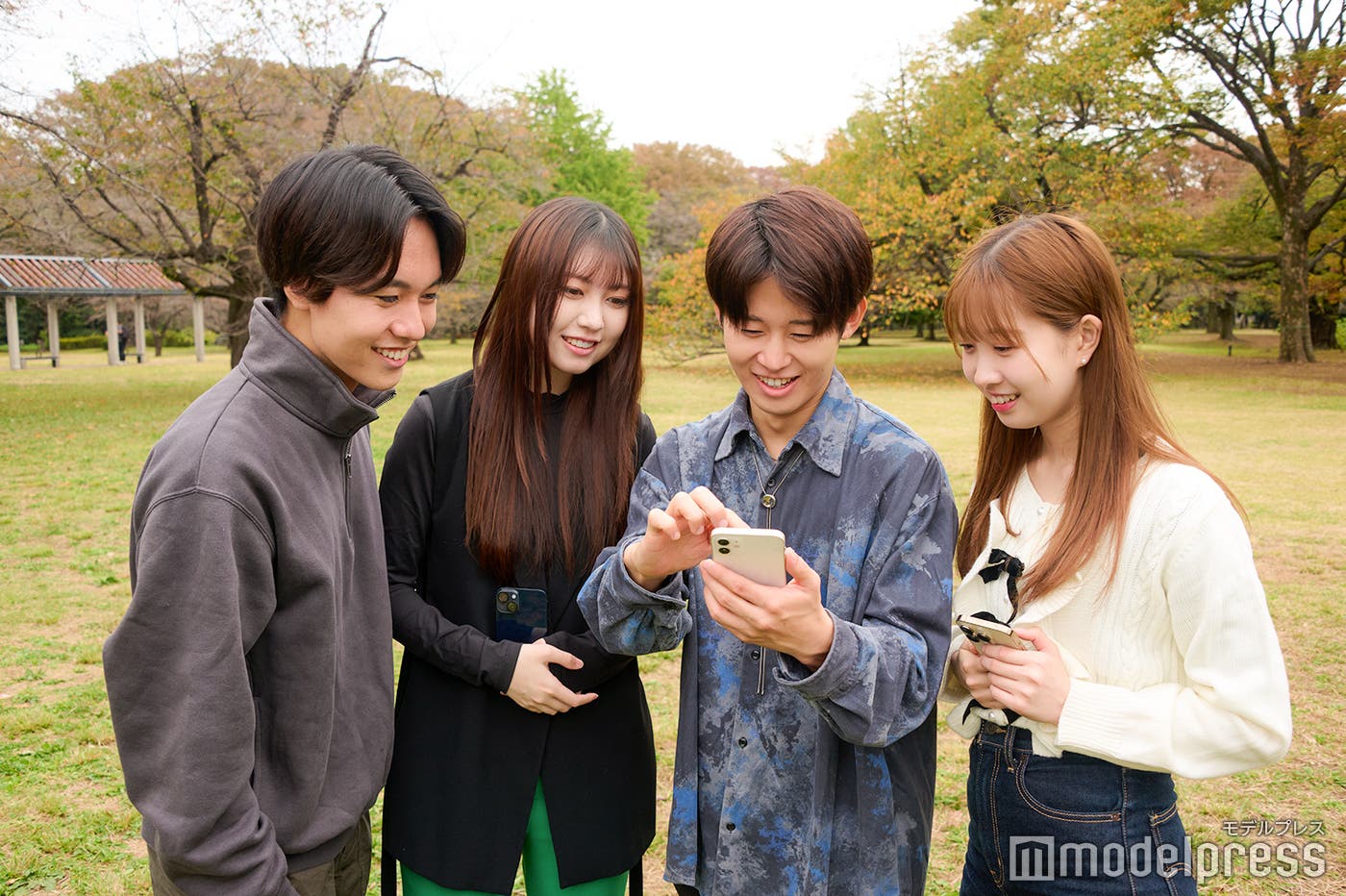 『ポケモンGO』の「チームコラボ」を楽しむ4人(C)モデルプレス