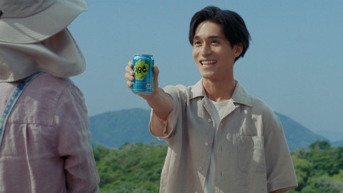 錦戸亮/新TVCM「シャインマスカットの缶が実る果樹園」篇より(提供写真)