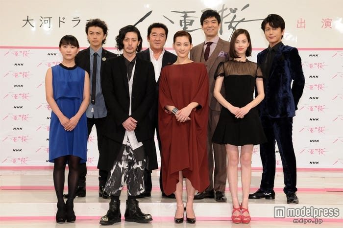 2013年NHK大河ドラマ「八重の桜」出演者(前段左から)谷村美月、オダギリジョー、綾瀬はるか、水原希子(後段左から)勝地涼、松方弘樹、高嶋政宏、及川光博