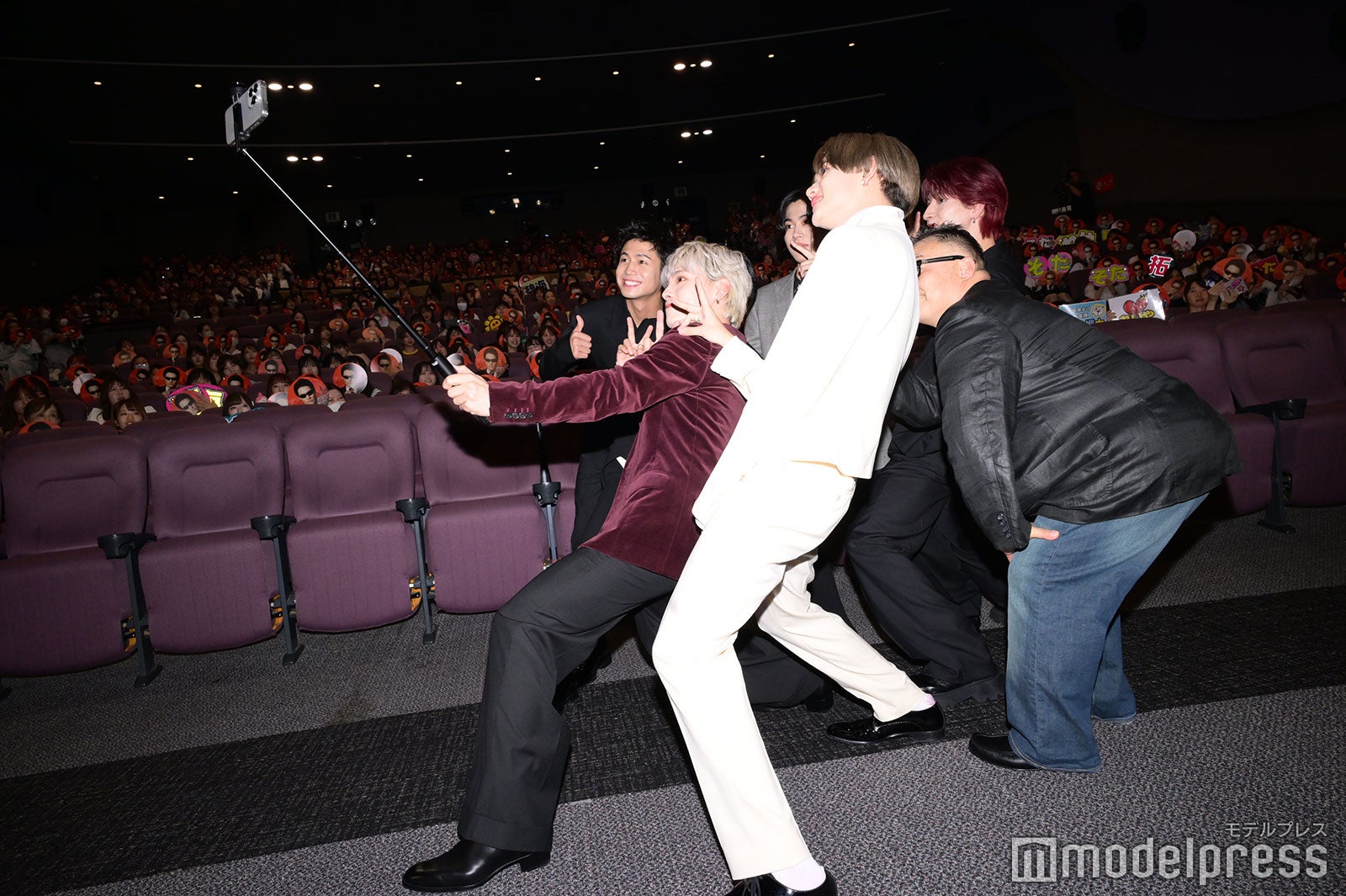 自撮りするメンバー（C）モデルプレス