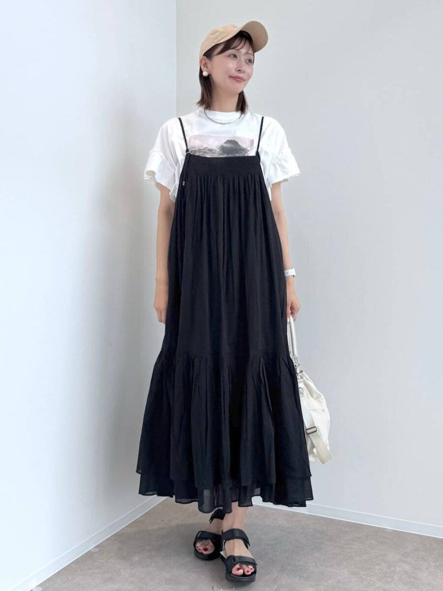 白Tシャツと黒キャミワンピを重ね着した女性