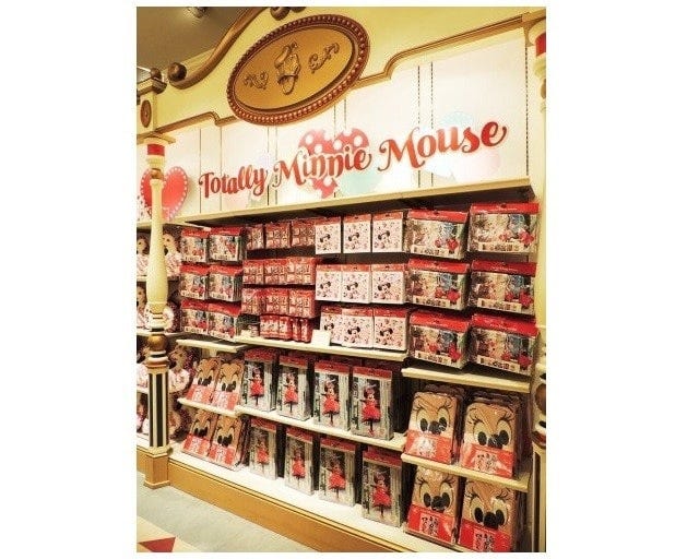ミニーマウスデザインのグッズがズラリと並ぶ様子を見るとワクワクしてきます