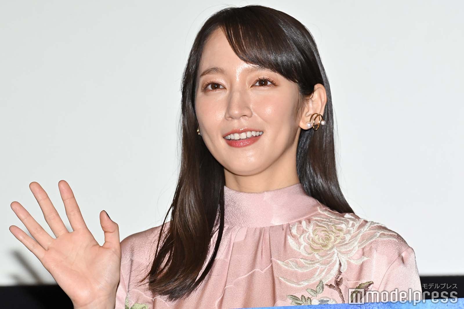 手を振る吉岡里帆 （C）モデルプレス