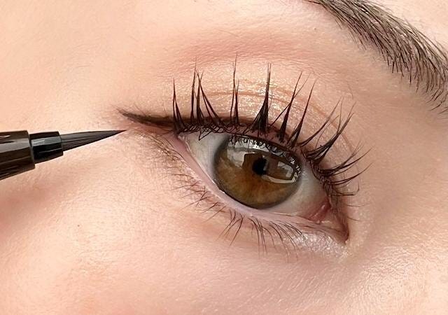 老け見えポイント②アイラインの色や太さに注意