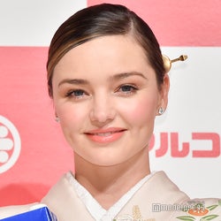 来日中のミランダ・カー、着物姿で“初”書き初め 「美しさの秘訣は?」への回答で報道陣沸かす