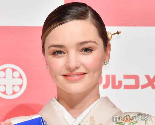 来日中のミランダ・カー、着物姿で“初”書き初め 「美しさの秘訣は?」への回答で報道陣沸かす