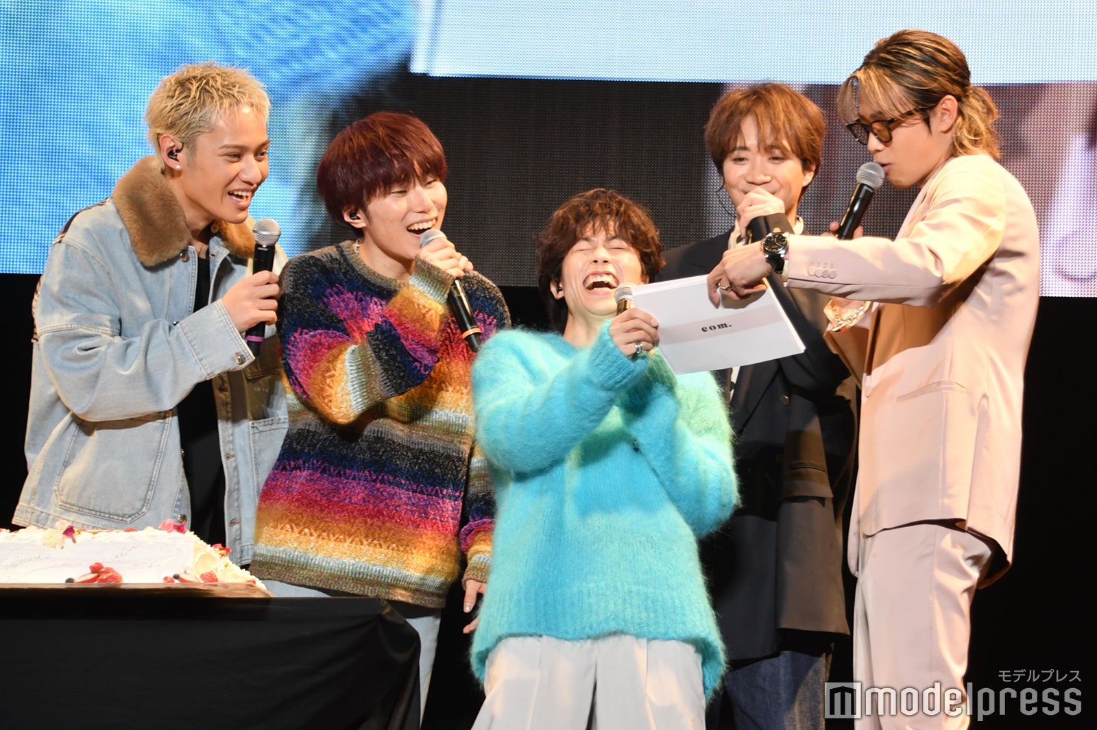 台本を見て驚くコムドット（左から）ひゅうが、あむぎり、ゆうた、ゆうま、やまと （C）モデルプレス