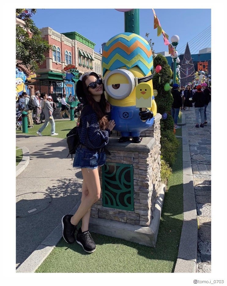 板野友美、ショーパン姿でUSJ満喫 美脚際立つショットに「細い」「スタイル良い」と反響