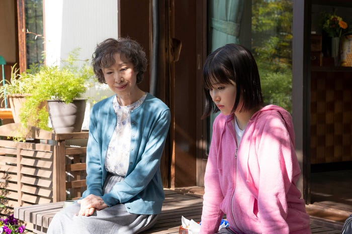 三田佳子、福本莉子 (C)フジテレビ