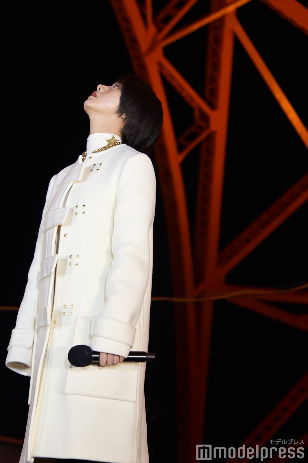 東京タワーを見上げる池田エライザ （C）モデルプレス