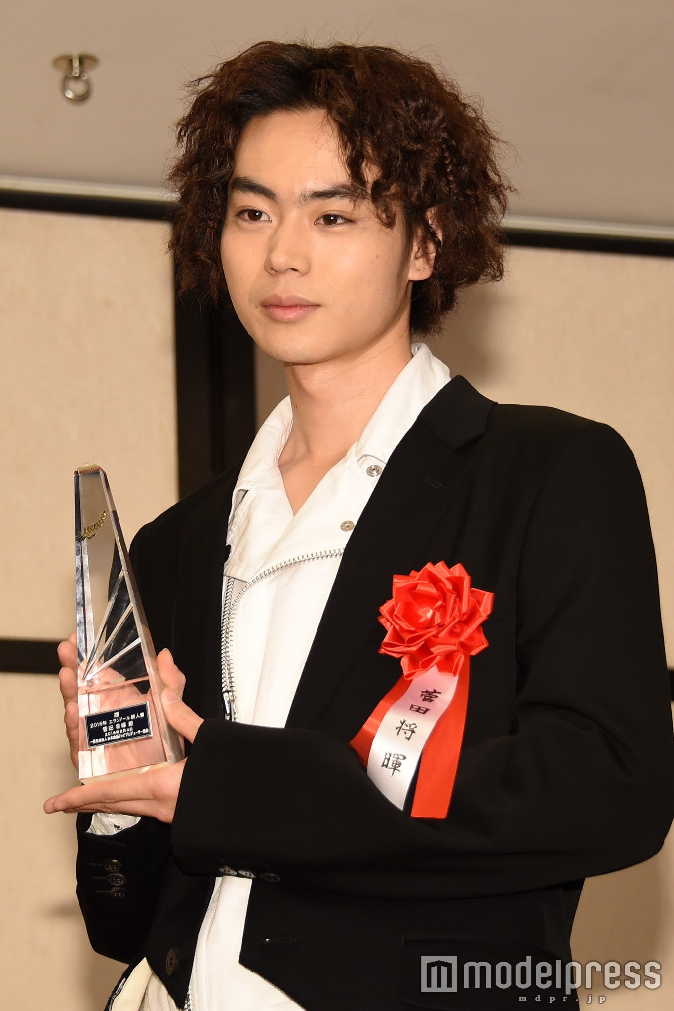 ライダース型のシャツをレイヤード（C）モデルプレス