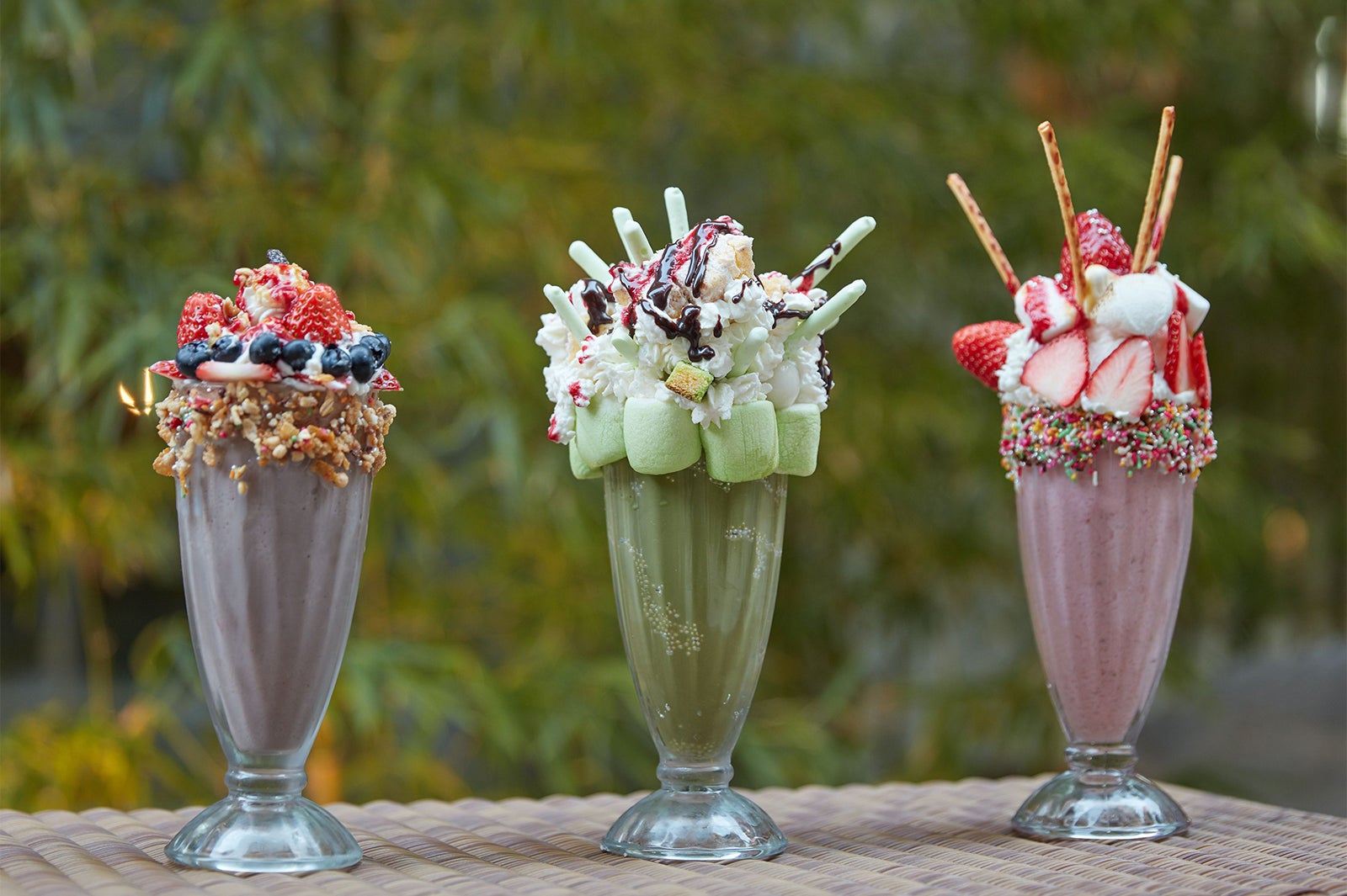 （右から）ストロベリーバナナミルクシェイク1,550円、抹茶ミルクシェイク1,800円、アサイボールミルクシェイク2,000円／画像提供：グランド ハイアット 東京