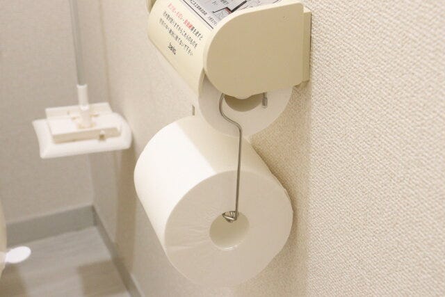 備え付け用ステンレストイレットペーパーストッカー　使用例