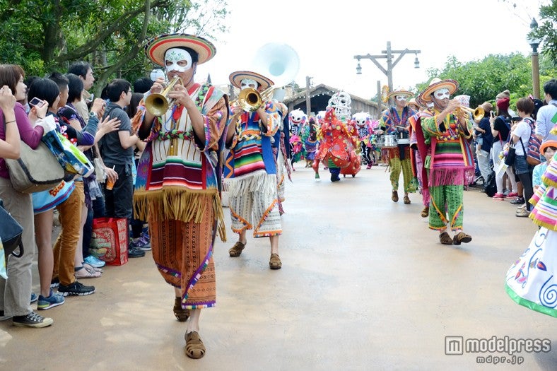 陽気なラテン音楽を演奏するミュージシャン