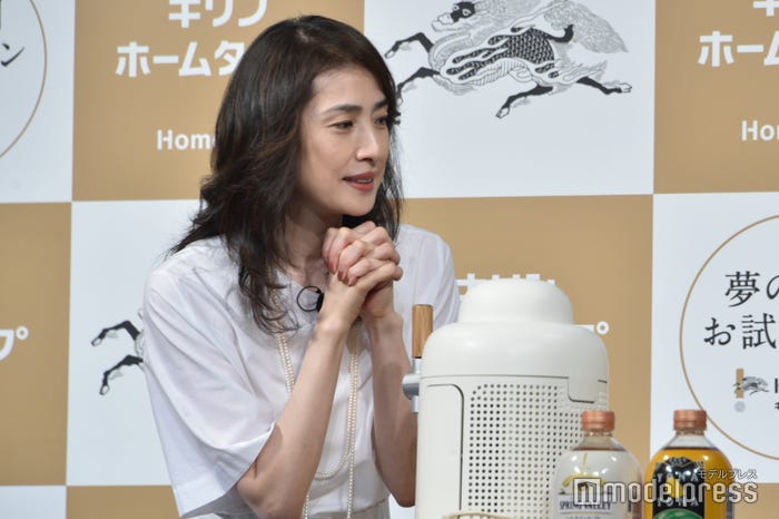 重岡大毅の注ぎ体験成功を祈る天海祐希 (C)モデルプレス