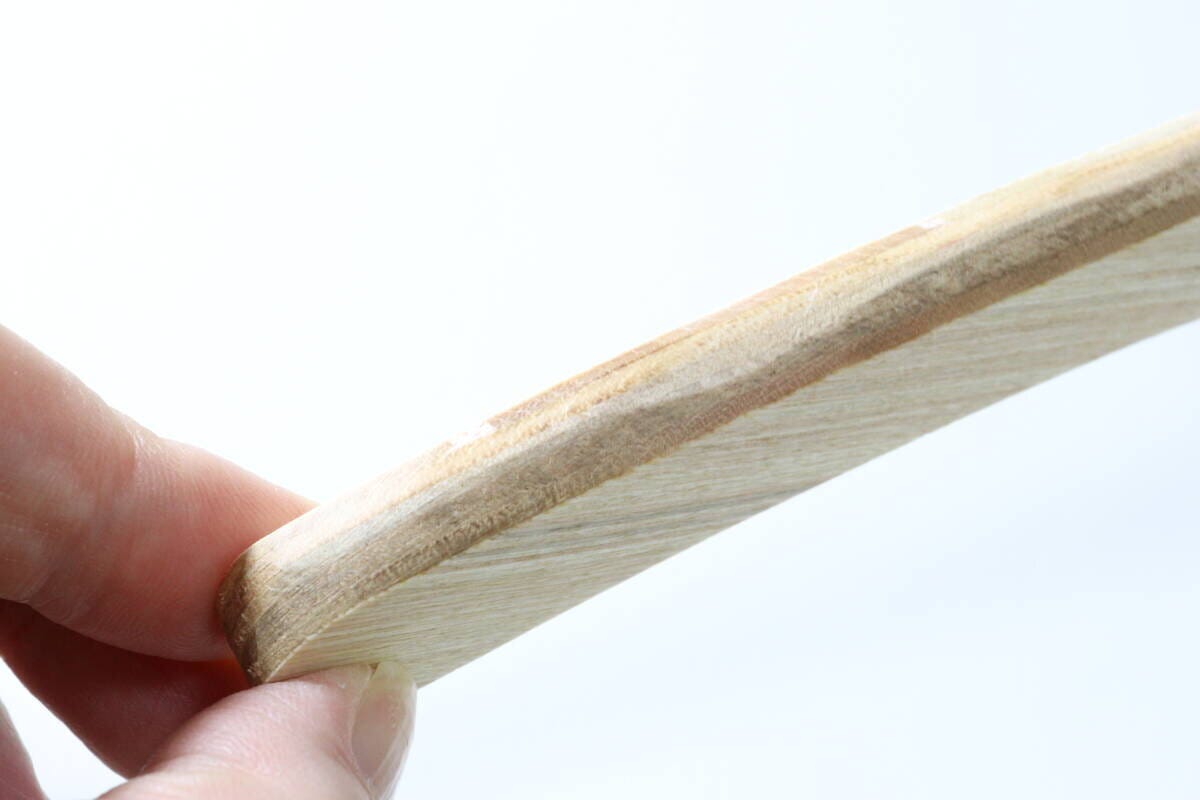 ダイソー アーチ型木製ハンガー ダイソーのアーチ型木製ハンガーは表面がなめらか