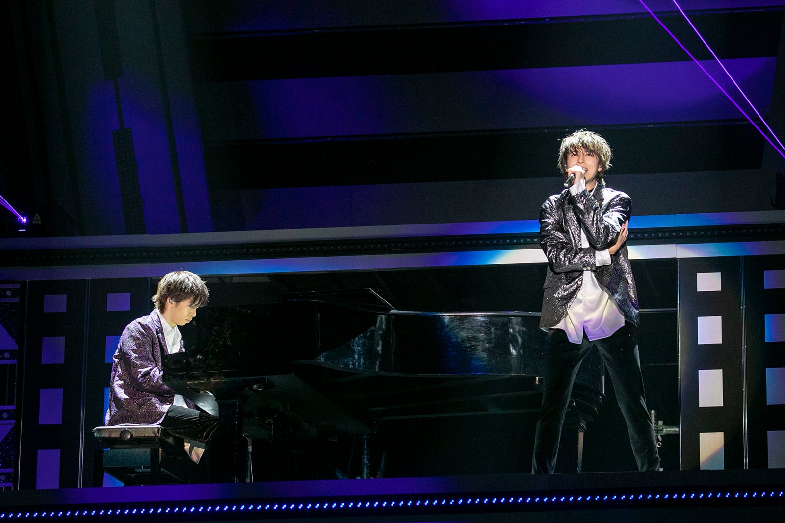 リョウガがピアノ演奏＆タカシがバラード熱唱（写真：米山三郎／深野照美／冨田望／山下陽子）