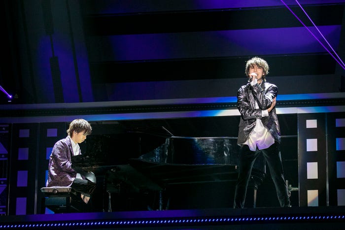 リョウガがピアノ演奏&タカシがバラード熱唱(写真:米山三郎/深野照美/冨田望/山下陽子)