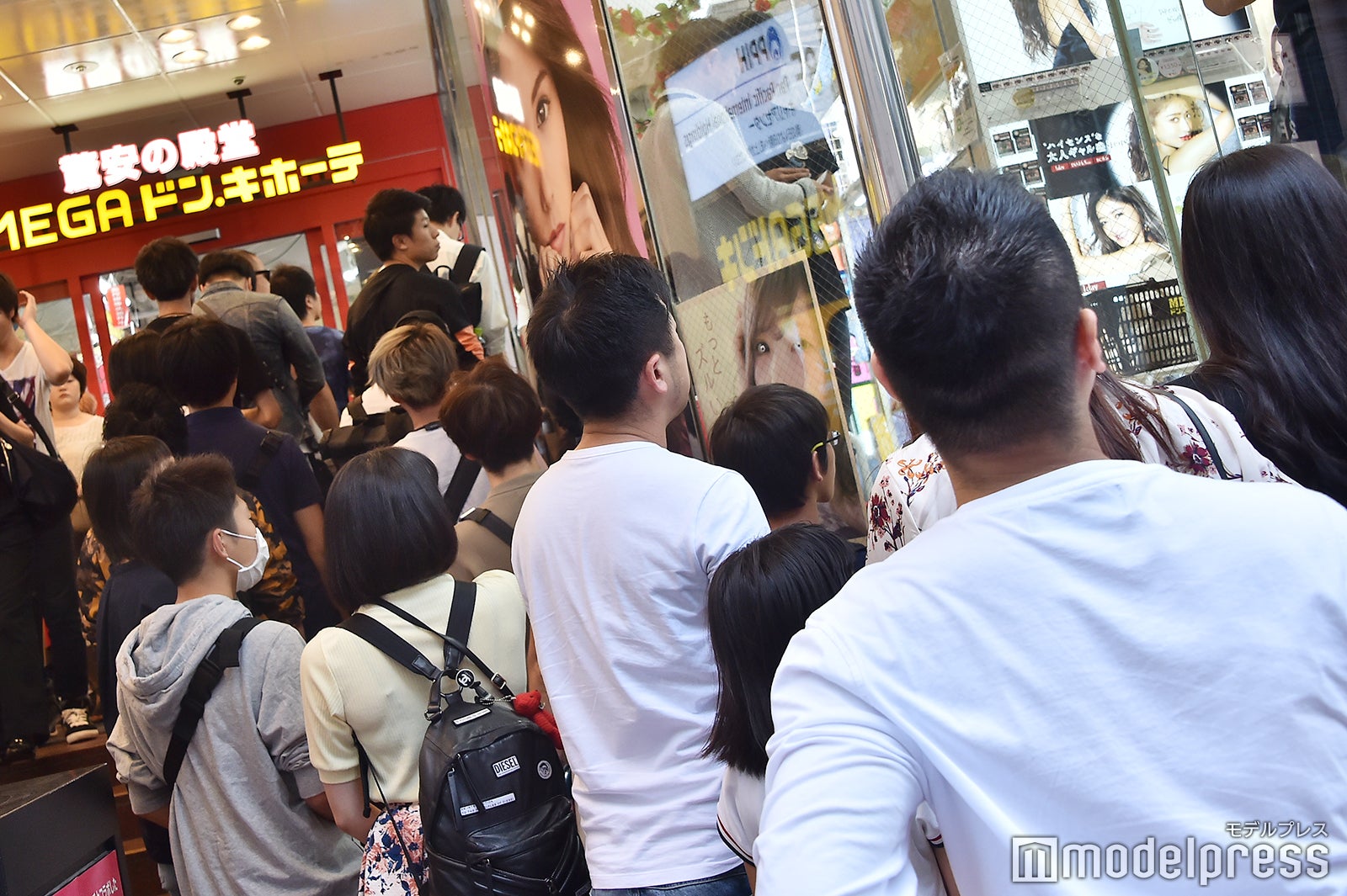 ラファエル初自伝本『無一文からのドリーム』に訪れたファン（C）モデルプレス