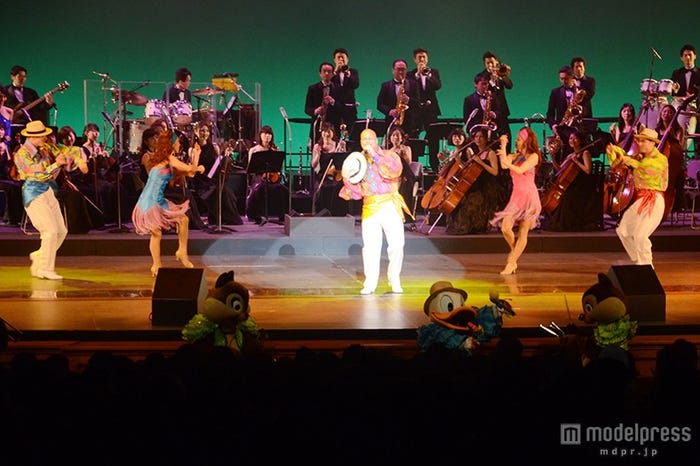 カプリソの音楽に乗せて歌い踊る賑やかなシーン