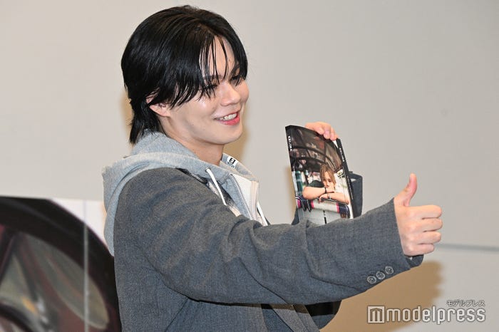 違うポーズを求められてこのポーズをするカイ(C)モデルプレス