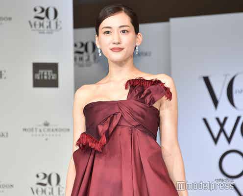 綾瀬はるか、自身の黒水着姿は「トドみたいで良いな」