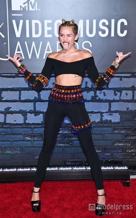 マイリーらしいハジけたポーズで！WENN.com / Zeta Image