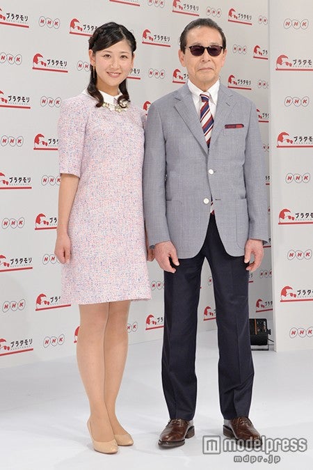（左から）桑子真帆アナウンサー、タモリ