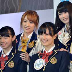 「AKB48 チームA」に指名した西山怜那さん（左下）と田北香世子さん（右下）の肩に手を置く高橋みなみ（左上）と横山由依（右上）