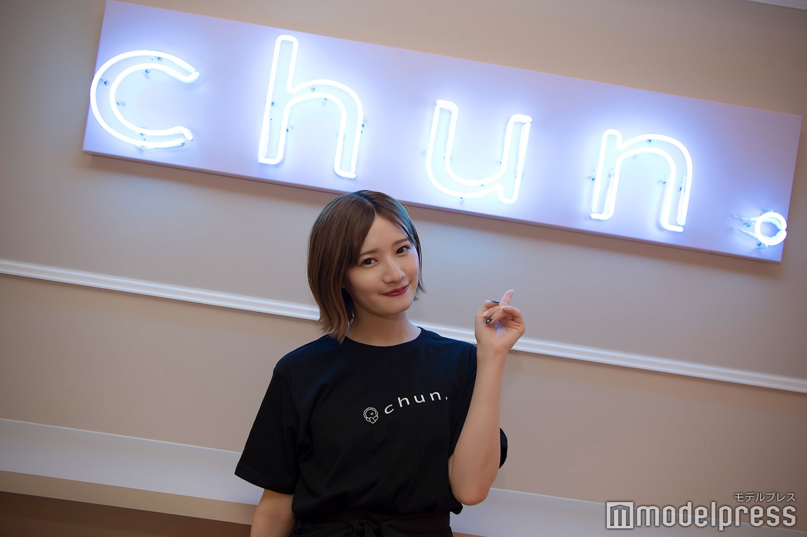 ネオンサインがオシャレな店内 （C）モデルプレス