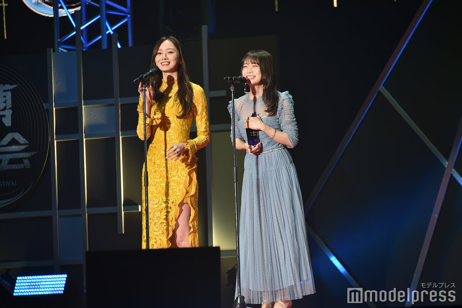 梅澤美波、秋元真夏（C）モデルプレス