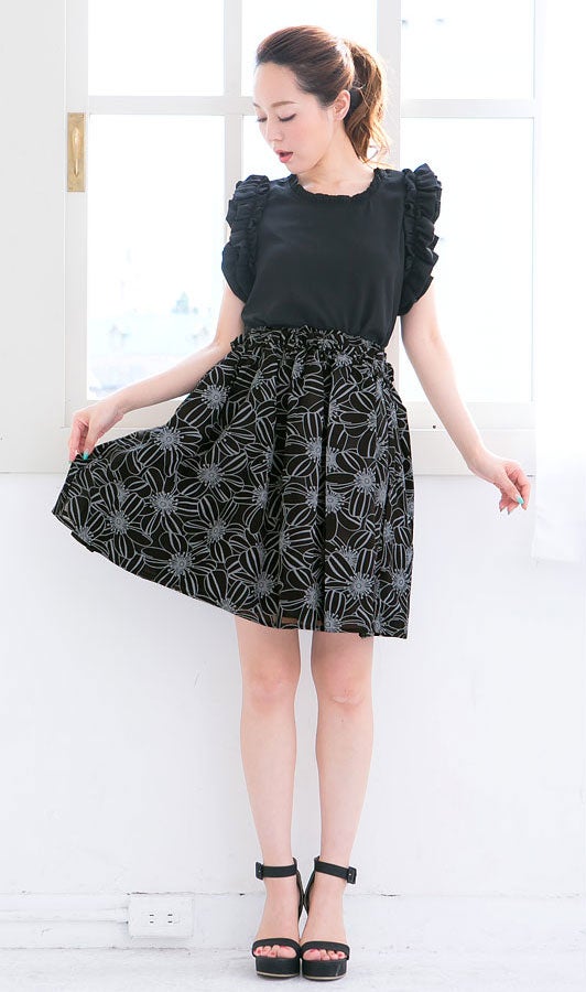 フラワーレース柄ミディアム丈フレアスカート「神戸レタス」2680円（税込）