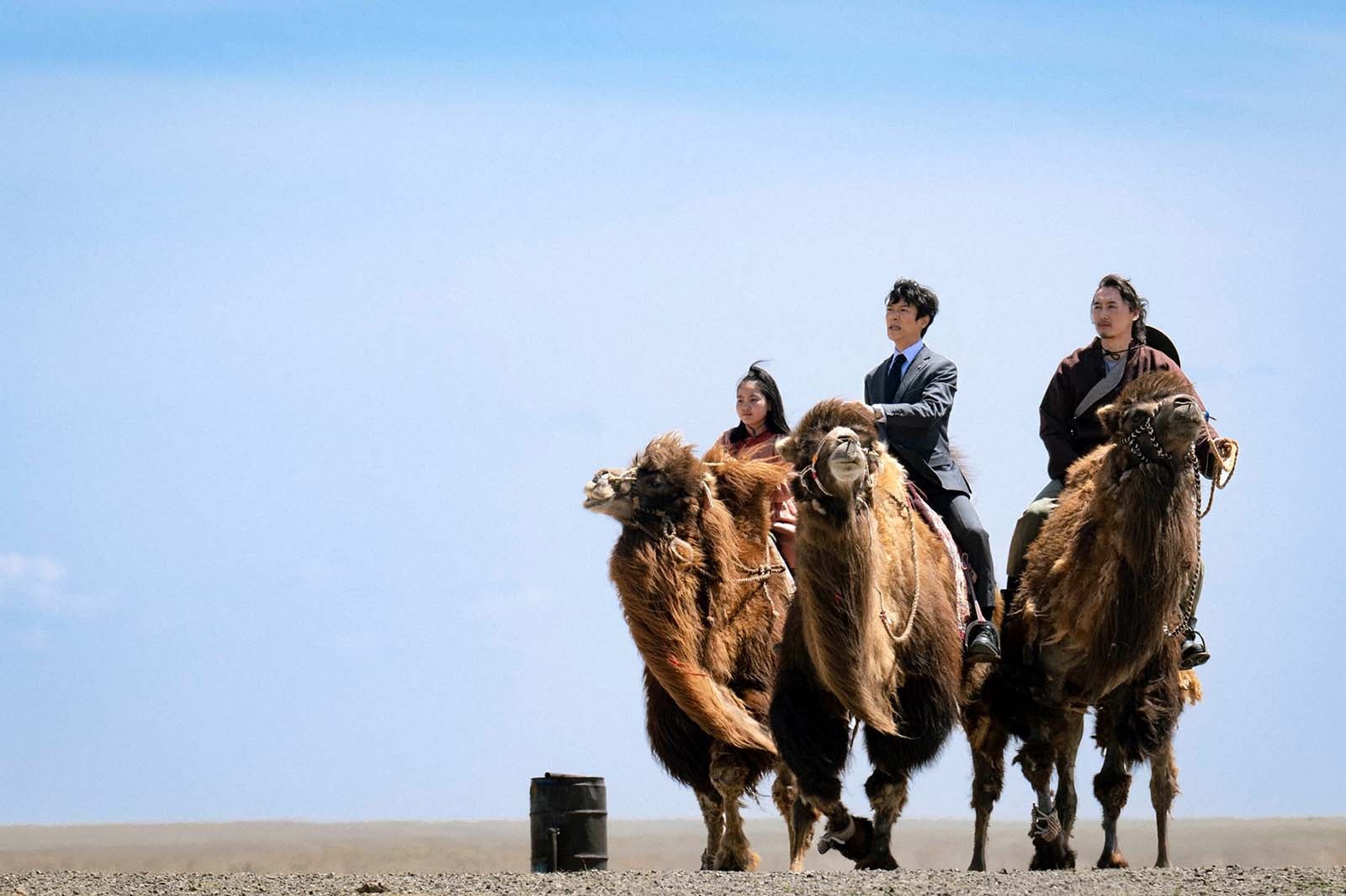 ナンディン－エルデネ・ホンゴルズラ、堺雅人、ツァスチヘル・ハタンゾリグ「VIVANT」第1話より（C）TBS