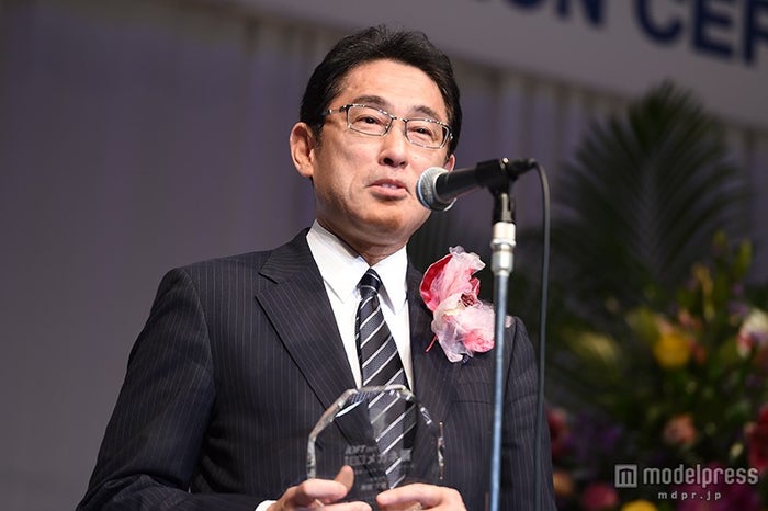 岸田文雄外務大臣 政界一の受賞に感慨 勇気を持ってより大胆な モデルプレス