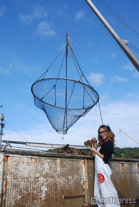 牡蠣の水揚げを体験するLie