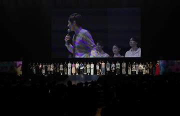 奇跡の50代 PUFFYイベントに現る 人形のような可憐金髪でパフォ 若っ！ 「アジアの純真」から30年