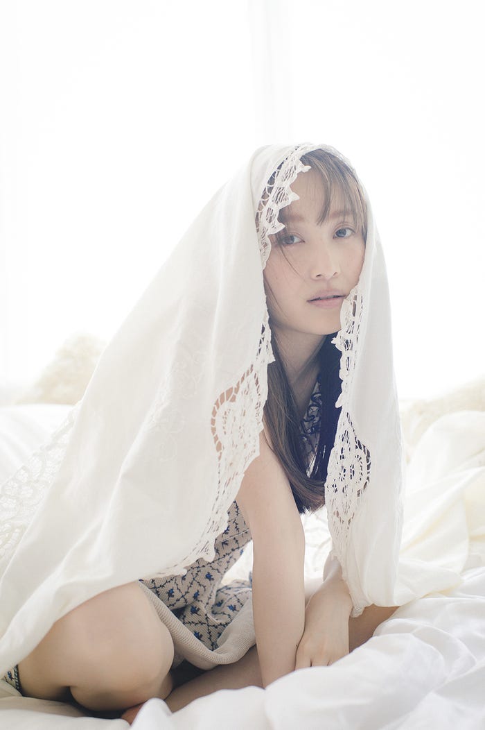 『ももいろクローバーZ 百田夏菜子フォト&スタイルブック えくぼは恋の落とし穴 Anniversary30』より/提供画像