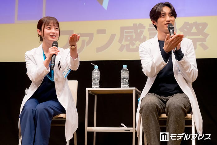 橋本環奈、許豊凡(C)モデルプレス