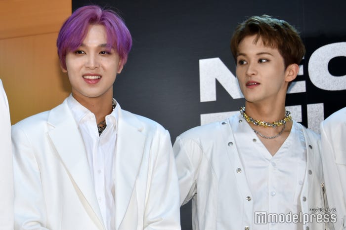 多くの報道陣を前に照れ笑いを浮かべていたヘチャンとマーク (C)モデルプレス