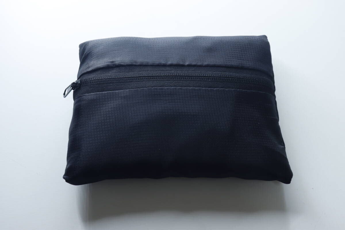 黒い折りたたみバッグがたたまれた状態のアップ