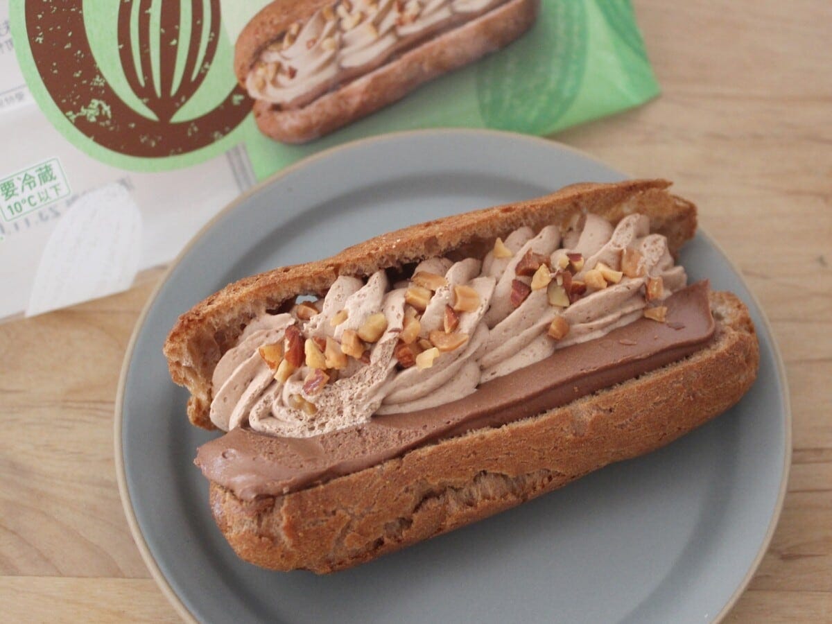 シュー生地はふわっと軽く、口の中でさっと溶けていく