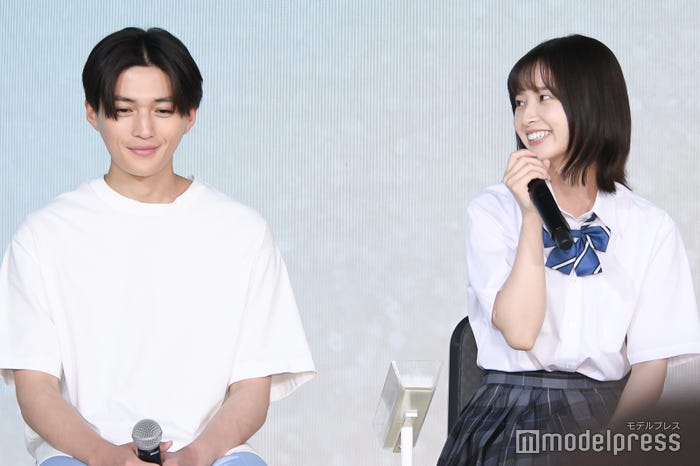八木勇征を見つめる飯沼愛(C)モデルプレス
