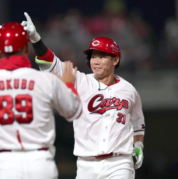 広島が約3週間ぶりの連勝で今季10勝目 岡本が6回途中1失点で先発初勝利 4番・坂倉が決勝打 直近5試合で9打点