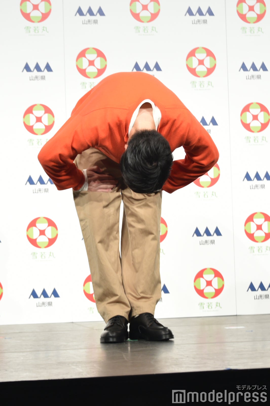 深々とお辞儀をする田中圭