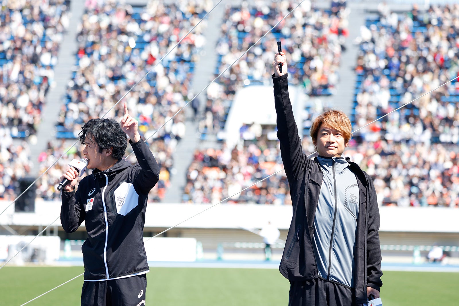 カウントダウンする稲垣吾郎と号砲スターターを務めた香取慎吾／提供：日本財団パラリンピックサポートセンター